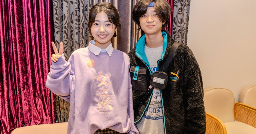 白小櫻的弟弟白潤音(右)，與同學買票力挺《女孩》，姊弟倆在後台溫馨擁抱。（圖／甲上娛樂）