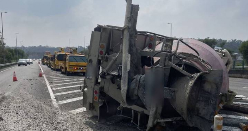 小貨車追撞「遺體掛車頭」隔日水泥車離奇翻覆。（圖 ／翻攝畫面）