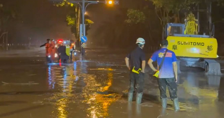 花蓮馬太鞍溪堰塞湖再次溢流，大量泥水淹沒台9線。（圖／翻攝自臉書，花蓮縣政府）