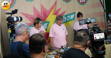 胡瓜（中）、陳亞蘭和歐漢聲為新節目到地方市場出外景，現場被婆媽粉絲擠爆。（圖／本刊攝影組）