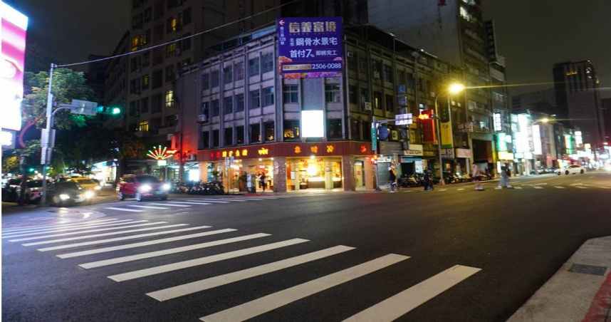 即使顯示綠燈，若行人走到一半號誌「綠換紅」，就算違規。圖僅示意，與本文無關。（示意圖／photoAC）