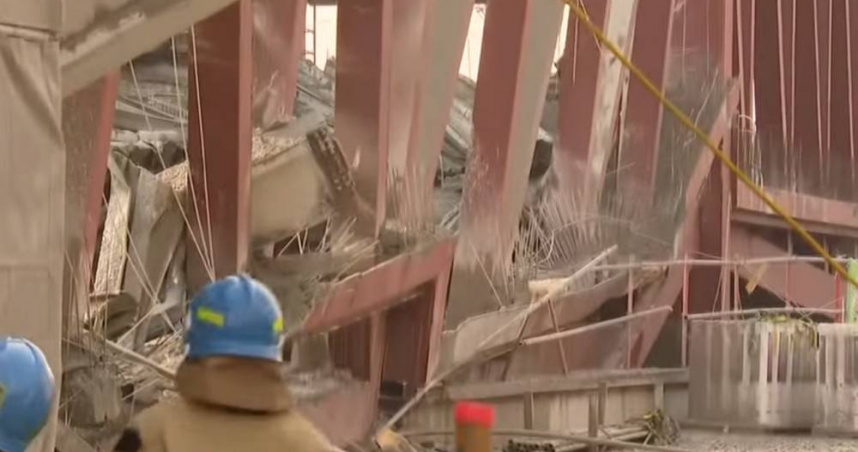 南韓光州正在興建中的光州代表圖書館發生工安意外，鋼構坍塌有4名工人遭活埋，其中1人被救出送醫，仍宣告死亡；其餘3人仍在搜救中。（圖／翻攝自YouTube／연합뉴스TV）