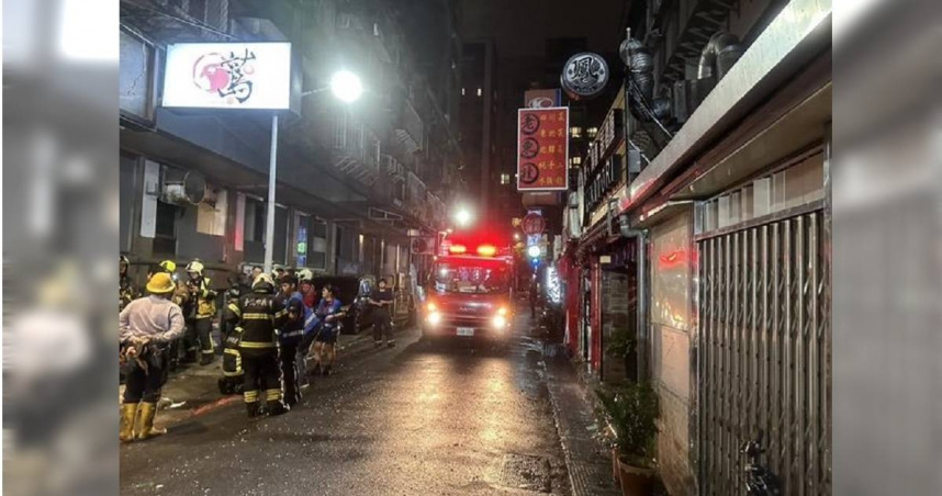 中山區某公寓6樓24日晚間發生火警，導致同居情侶雙亡。（圖／翻攝畫面）