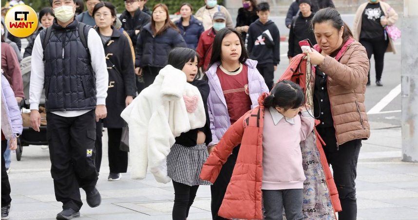 受冷氣團南下影響，北台灣民眾全副武裝抵禦低溫。（圖／方萬民攝）