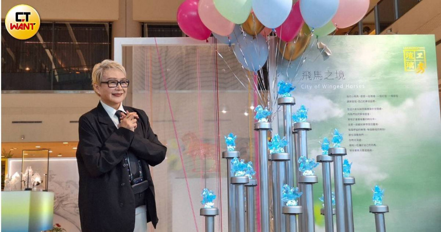 楊惠姍表示，琉璃工房是一間小小企業，39年來始終不停奔馳，因為她相信「信念將決定不凡」。（圖／林榮芳攝）