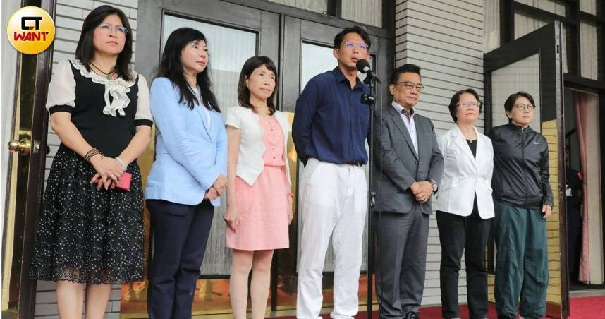 民眾黨因執行不分區立委「兩年條款」，立委黃國昌等6人將於2／1辭去立委職務。（圖／周志龍攝）