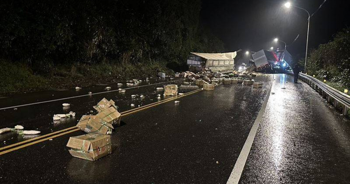 台2線貢寮路段聯結車對撞翻覆蔬菜散落滿地