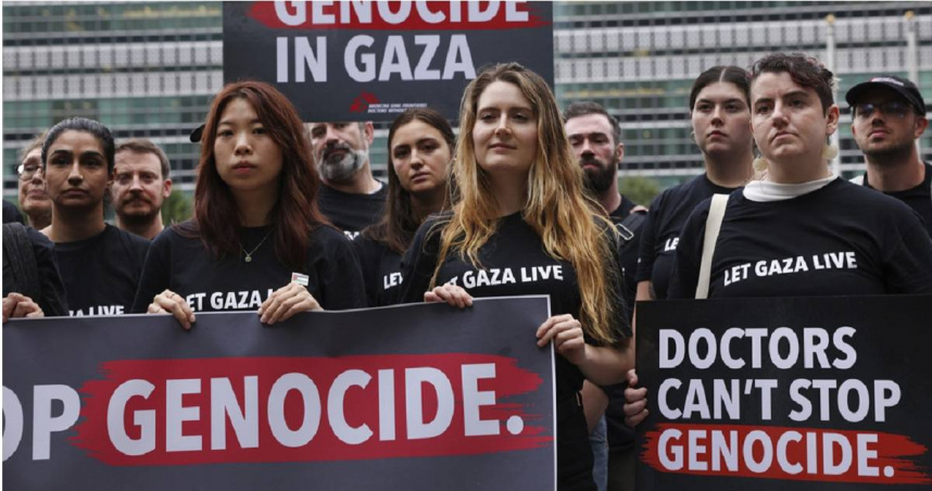 美國無國界醫生組織（MSF USA）的工作人員、醫療援助人員和支持者去年曾聚集在聯合國總部前，呼籲世界各國領導人採取行動，結束加薩的種族滅絕。（圖／達志／美聯社）