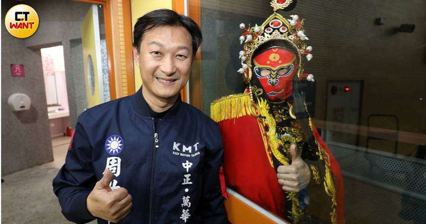 台北市中正萬華區市議員參選人周世雄去（2025）年初親赴四川成都拜師學習川劇變臉，如今常到各類活動公益演出。（圖／方萬民攝）