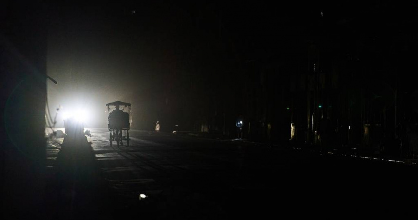 古巴全國電力系統於週六再度崩潰，導致全島停電長達12小時，這已是今年3月第三次發生全國性大停電。（圖／達志／美聯社）