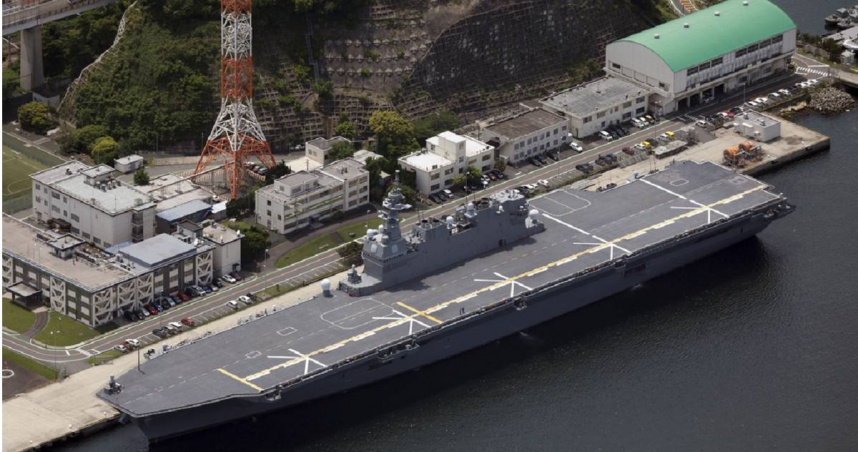 2024年5月，日本海上自衛隊「出雲號」直升機護衛艦，在神奈川縣橫須賀市被改裝為輕型航空母艦。（圖／達志／美聯社）