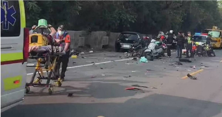 台南市安定區曾文溪西港大橋下河堤道路30日上午7時許發生一起嚴重死亡車禍事故。（圖／翻攝畫面）