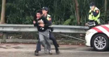 見同事壓制失控者只顧講電話 國道警被罵翻:穩死的