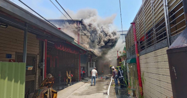 屏東市竹圍巷一戶鐵皮屋4月3日上午發生火警，消防人員到場灌救約1小時撲滅，附近宮廟人員將神尊移出避險。（圖／翻攝畫面）