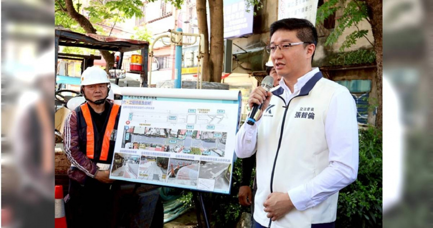 立委張智倫（右）邀請內政部官員與在地民代共同視察人行道與路口改善工程。（圖／翻攝自張智倫媒體群組）