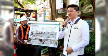 立委張智倫（右）邀請內政部官員與在地民代共同視察人行道與路口改善工程。（圖／翻攝自張智倫媒體群組）