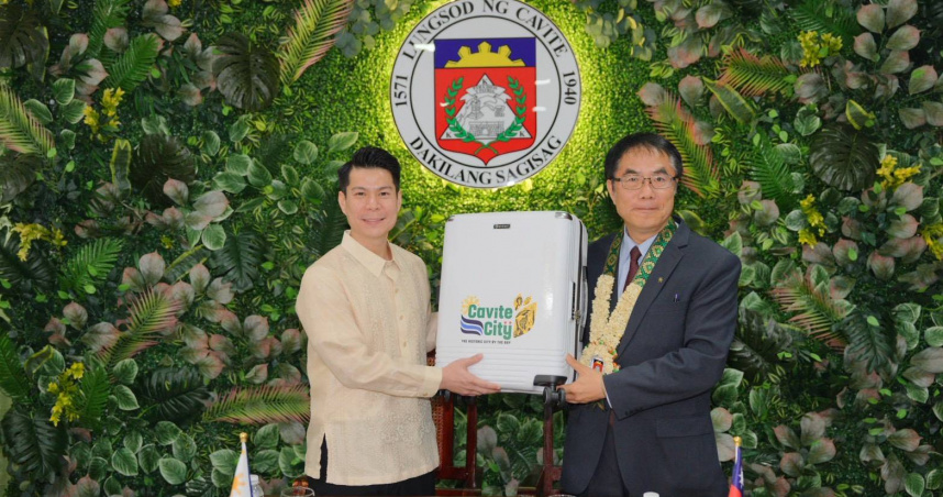 黃偉哲於今(23)日清晨抵菲後，首站即前往台南在菲律賓的第一座姊妹市加美地市(Cavite City)，展現對雙邊情誼的高度重視。（圖／臺南市政府提供）