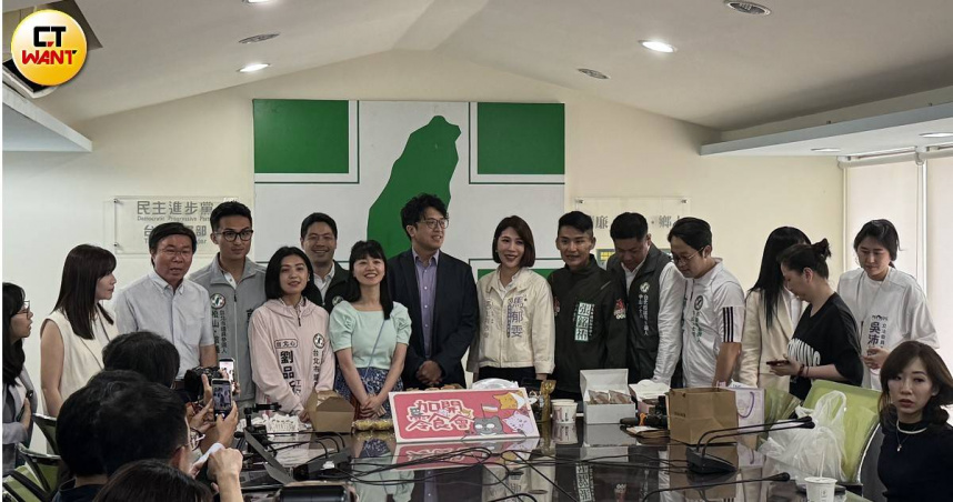 高嘉瑜出席「台北零食交流會」，與其他議員參選人交流市政議題。（圖／張綵茜攝）