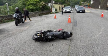 越籍騎士突迴轉撞上重機24歲男騎士「膝蓋血流不止」急送醫。（圖／翻攝畫面）