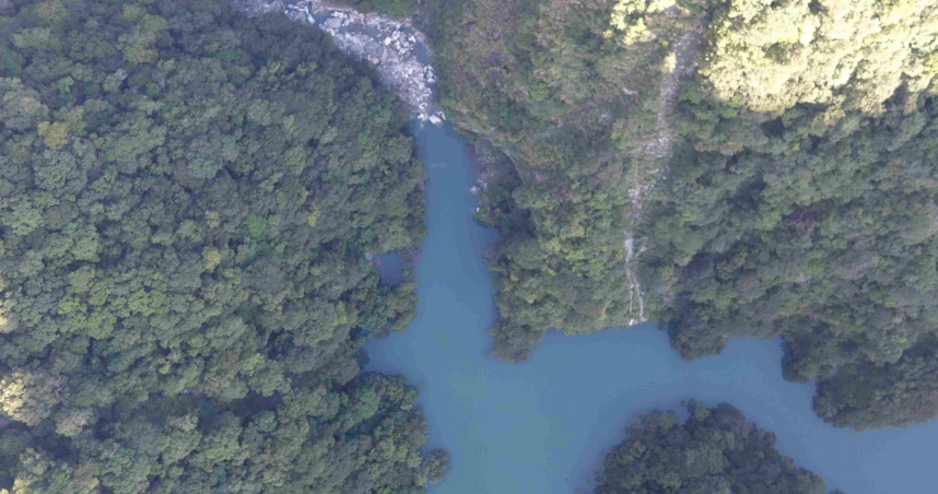 萬里溪堰塞湖水位距壩頂溢流口僅剩1公尺，預估今下午3時發布紅色警戒。（圖／林保署花蓮分署提供）
