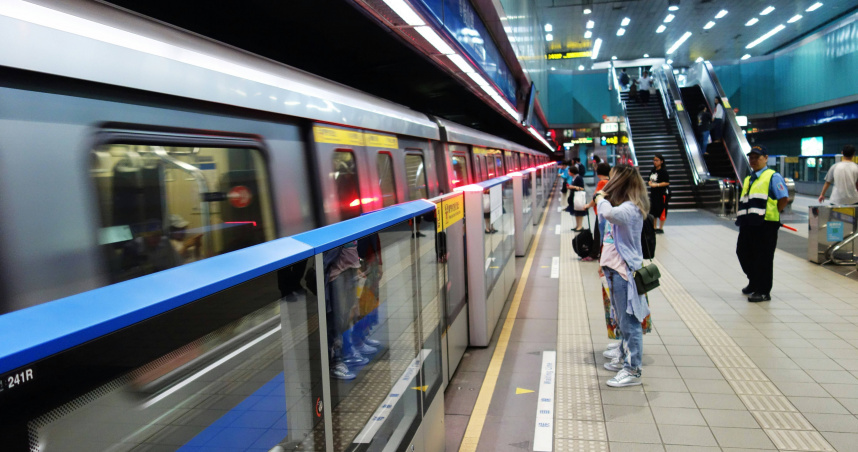 北捷車廂內中間柱子被移除，官方也出面說明了。（示意圖／取自unsplash）
