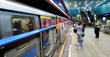 北捷車廂內中間柱子被移除，官方也出面說明了。（示意圖／取自unsplash）