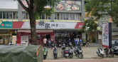 一名女子分享，「蔡家排骨飯」長庚店的店長很有人情味，看見她妹妹挺著孕肚，還免費送了2隻剛炸好的大雞腿。（圖／擷取自Google Maps）