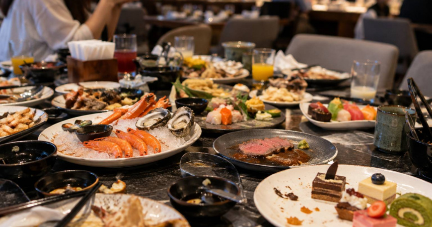 網友到台中新開幕的旭集和食集錦用餐，發現鄰桌拍攝餐點後留下大量食物，其中部分甜點幾乎整盤未動。（示意圖／AI生成）