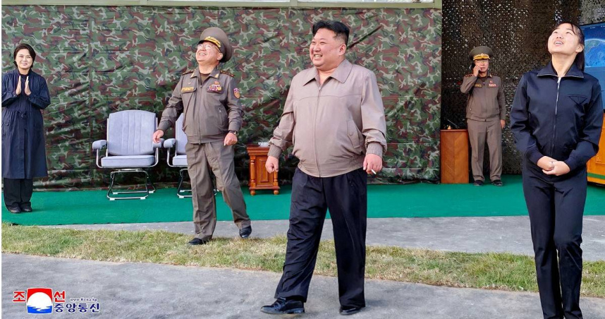 北韓領導人金正恩日前才視察中程戰略飛彈的發射活動，如今12日上午又朝東海發射疑似彈道飛彈。（圖／達志／路透社）