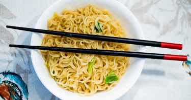 腦癌四期!心願「再吃一次停產泡麵」 味丹「加開產線」網感動飆淚
