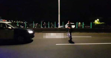 向朋友借車超速失控 男子自撞分隔島腦漿濺車身