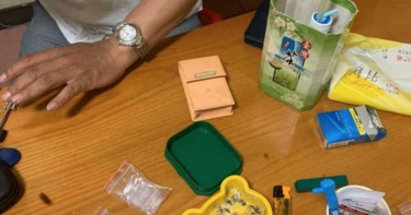 入住亡友屋代顧9旬母 毒蟲房間滿桌安毒耍賴不認