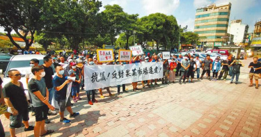 未經協商就要改建 員林果菜市場攤商拉布條抗議