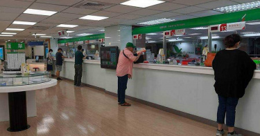 郵局三倍券排隊潮大減，8/1加不加班領券須評估。（圖／報系資料照）