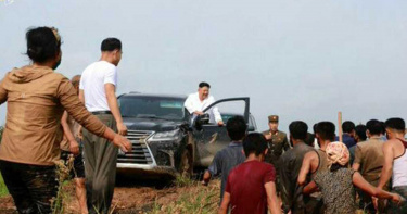 金正恩駕LEXUS勘災陷泥濘 災民感動「慈父恩典」…網酸自己開車:好會演