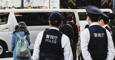 6旬妻持刀捅兒「鮮血直流」...父開車急送醫!她下秒竟瘋狂自殘