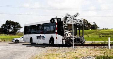 「校車、火車相撞意外」司機當場死亡 車內40名學生破窗送醫幸無大礙