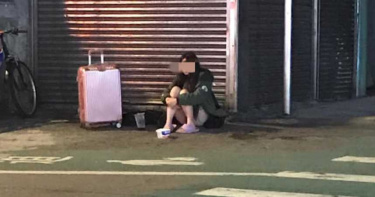 24歲熱褲妹中壢乞討!「父母管不住」又出沒了 警:見一次罰一次