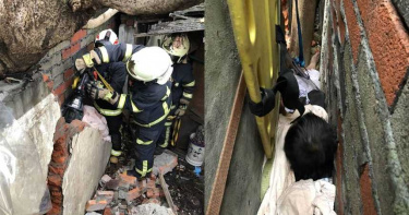 地震後離奇卡廢墟30cm牆縫 男哀號16小時後獲救