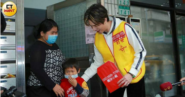 謝佳見關懷弱勢家庭 憶河邊洗澡苦日子