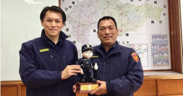大丘派出所長退休前夕助迷路騎士脫困 畫下33年從警生涯完美句點