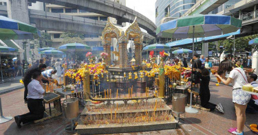 拜四面佛求6萬!她隔天突遭追撞 「和解金曝光」女兒秒起雞母皮:用命換