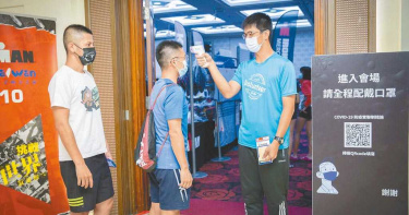 20多歲的科威特籍男子在檢疫期間逃逸，24日跑到墾丁參加國際鐵人三項賽，圖為主辦單位現場執行防疫措施。（圖／主辦單位提供）