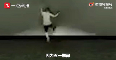 要價80萬元!東莞小屁孩踢壞電影院大銀幕 影城報警尋人