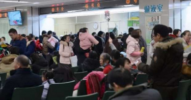 孩子發燒等300號!醫生看診11hr休息吃飯 家長怒:憑什麼不加班?