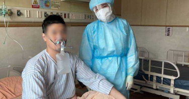 確診兒得知「老父親重症病逝」戴氧氣罩痛哭!4歲孫懵懂問「爺爺去哪」惹鼻酸