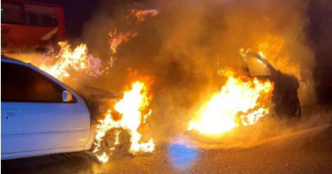 國道1號南下301.5公里處今天傍晚6點左右發生火燒車事件。(讀者提供／劉秀芬台南傳真)