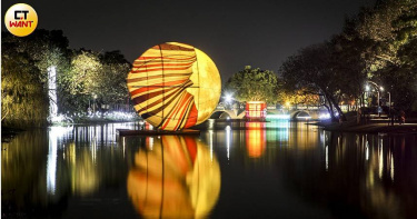 在月津港可看見六米高的巨型作品《伴月》。（圖／林士傑攝影，以下同）