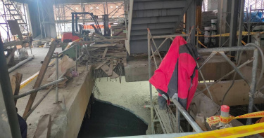 26歲江姓工人腳踩PC板鬆動墜落，並遭上方大量土石掩埋，緊急送醫後不治。(圖／翻攝畫面)