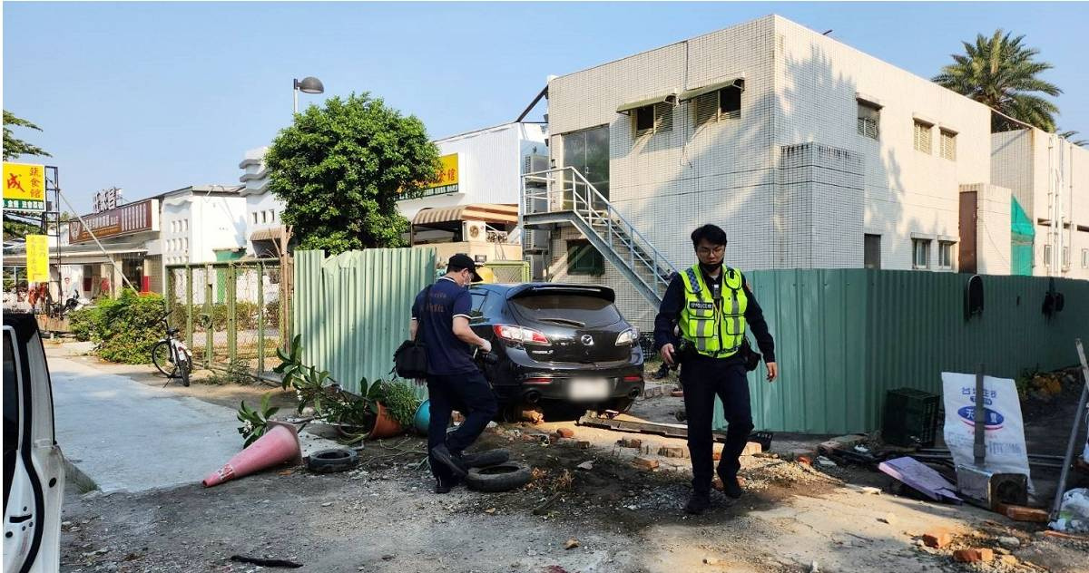 開車自撞手臂卻有刀傷 警追查原是債主為1萬元傷人 | 社會 | CTWANT